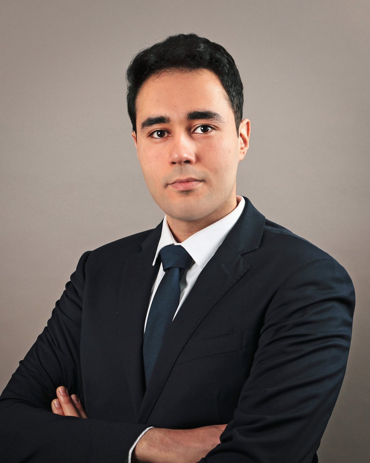 Portrait de Maître Mahdi Ben Abdelkader, costume bleu marine, bras croisés.